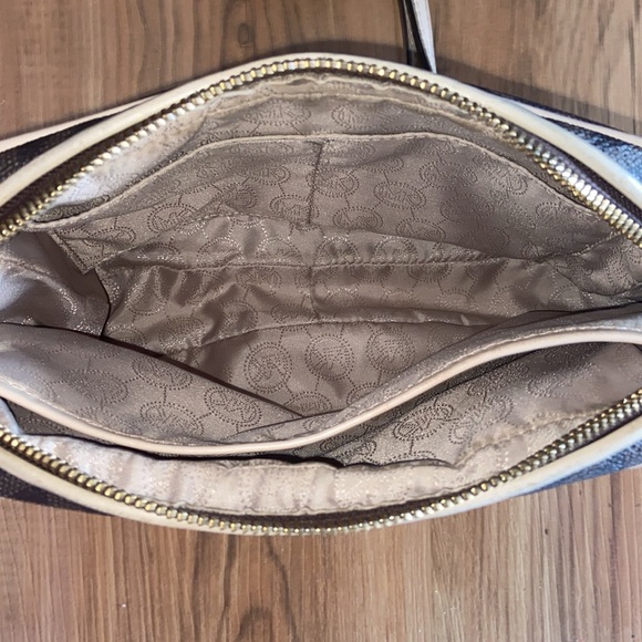 Michael Kors cross body bag - Picture 3 of 8